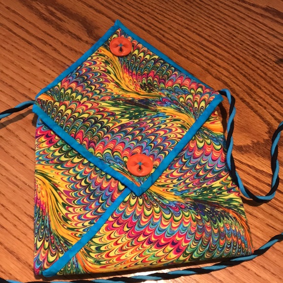 Quilted handmade shoulder strap 8.5 x 8” purse, has 3 parts, 2 w velcro closures - Picture 5 of 7